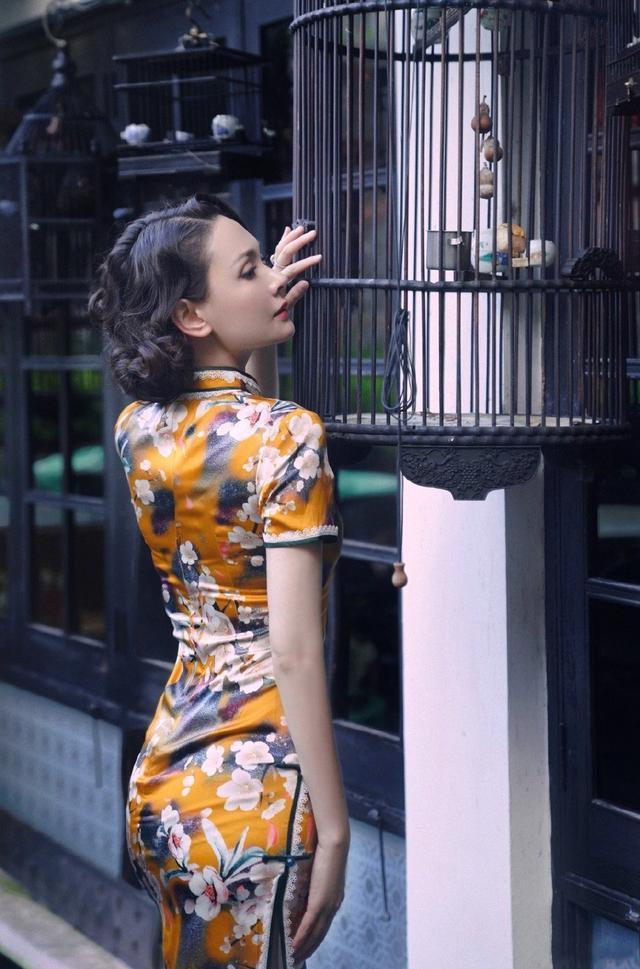 程莉莎为了红拼了穿高开叉旗袍风情万种那英这小劲儿拿捏的