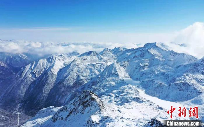 达古冰川群峰。安源 摄