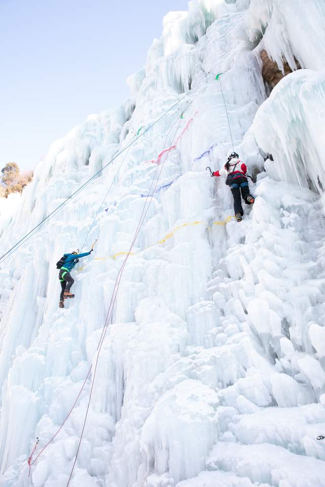 攀冰成功登顶!周韦彤挑战世界最冷极限运动,成唯一登顶艺人