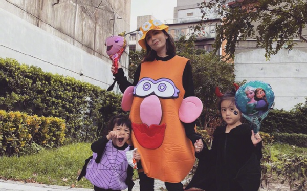 眼疾,5岁戴600度眼镜,险错过黄金治疗期|先天|贾静雯|波妞_新浪新闻