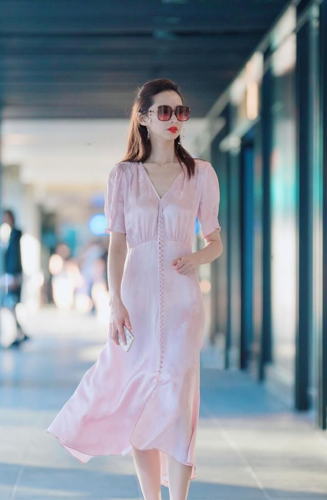 连衣裙的穿着风情万种好看有个性打造时尚潮流感