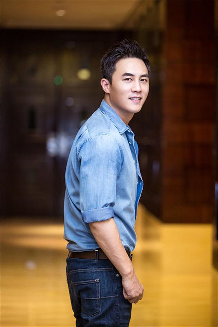 看到杜淳妻子的照片,很多粉丝说杜淳的妻子很漂亮,杜淳很有福,很多