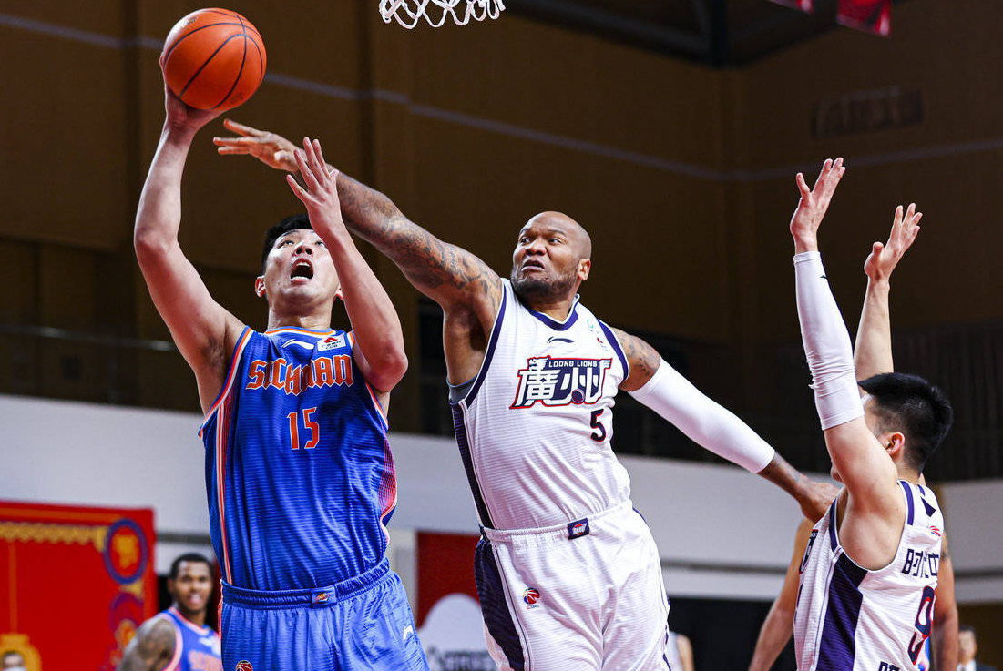 广州队摩尔42分5篮板4助攻,祝铭震14分;四川队亨特32分9篮板,李原宇22