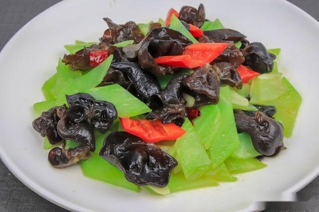 清炒莴笋黑木耳,清脆爽口又美味,还超级下饭