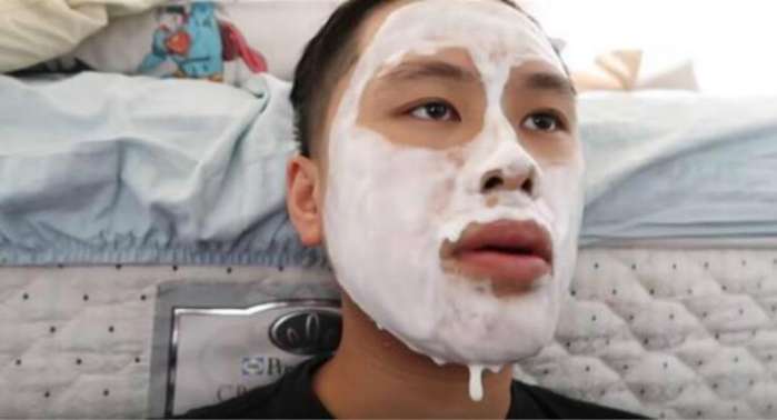 男子在自己脸上涂100层白乳胶, 撕下来之后皮肤变得更好了!休闲区蓝鸢梦想 - Www.slyday.coM
