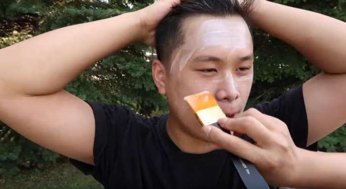 男子在自己脸上涂100层白乳胶, 撕下来之后皮肤变得更好了!休闲区蓝鸢梦想 - Www.slyday.coM