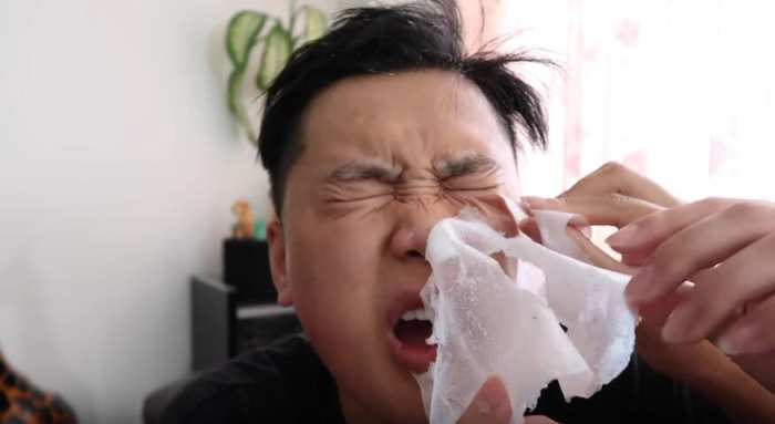 男子在自己脸上涂100层白乳胶, 撕下来之后皮肤变得更好了!休闲区蓝鸢梦想 - Www.slyday.coM