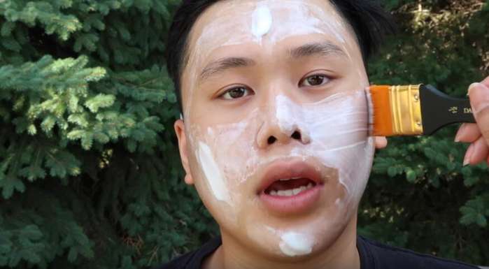 男子在自己脸上涂100层白乳胶, 撕下来之后皮肤变得更好了!休闲区蓝鸢梦想 - Www.slyday.coM