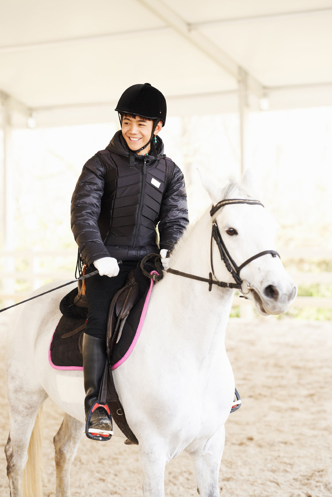 丁真白马王子新造型曝光!首穿骑士服英姿飒爽,一口白牙笑容吸睛