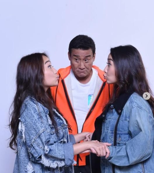 63岁梁家辉生日全家福曝光与妻子江嘉年甜蜜牵手女儿送温情祝福