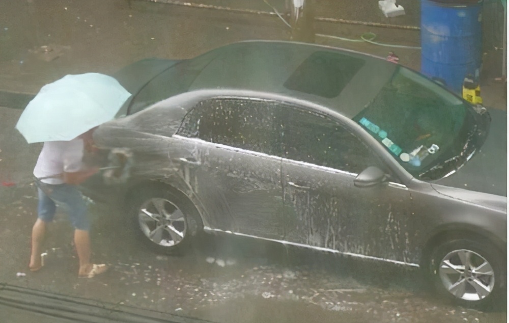 下雨就不用洗车了?以为自己赚到了?等出了问题你就哭吧!