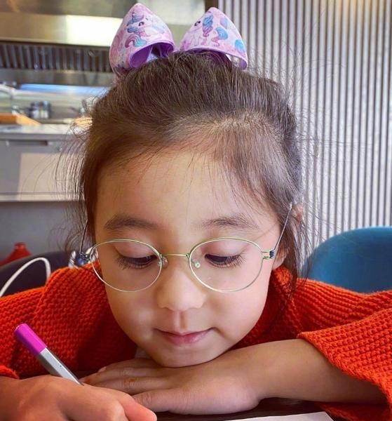 贾静雯女儿眼睛重度弱视左右眼视差600度贾静雯痛心发文