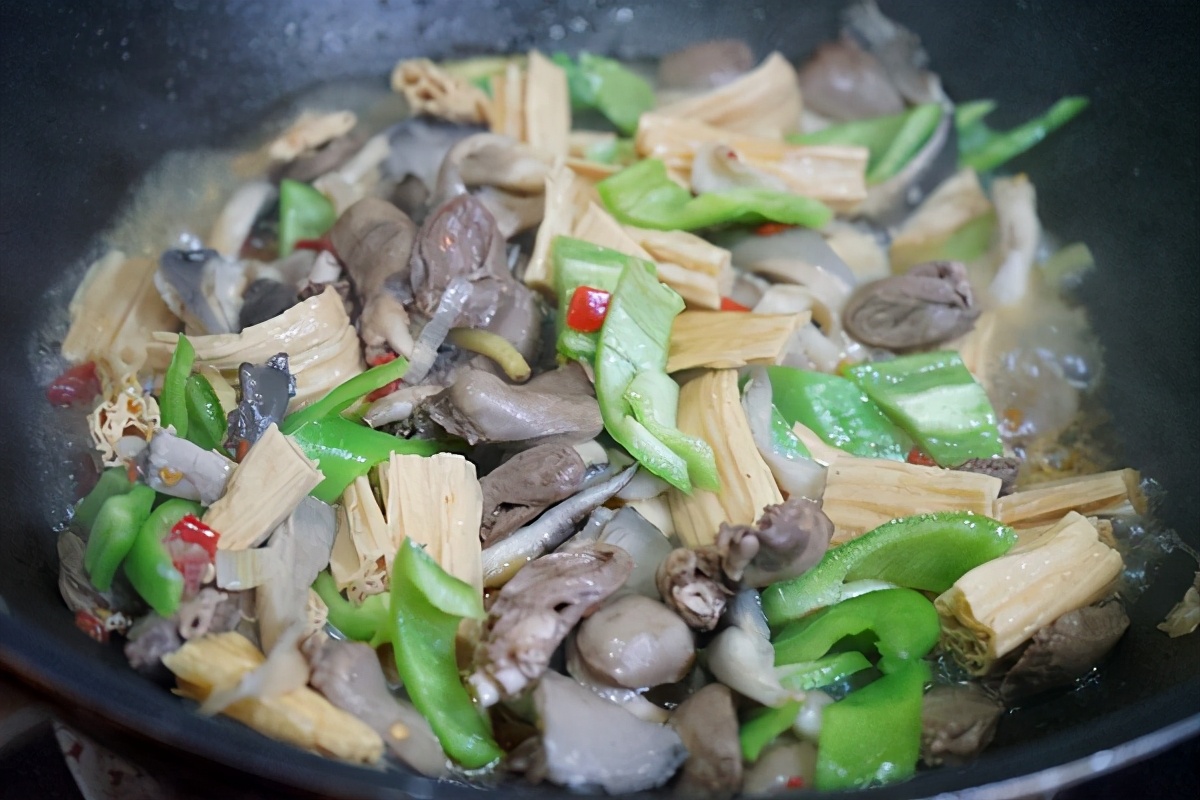 宅在家炒了这盘菜,家人都是好吃,味道鲜美,一会就抢光了