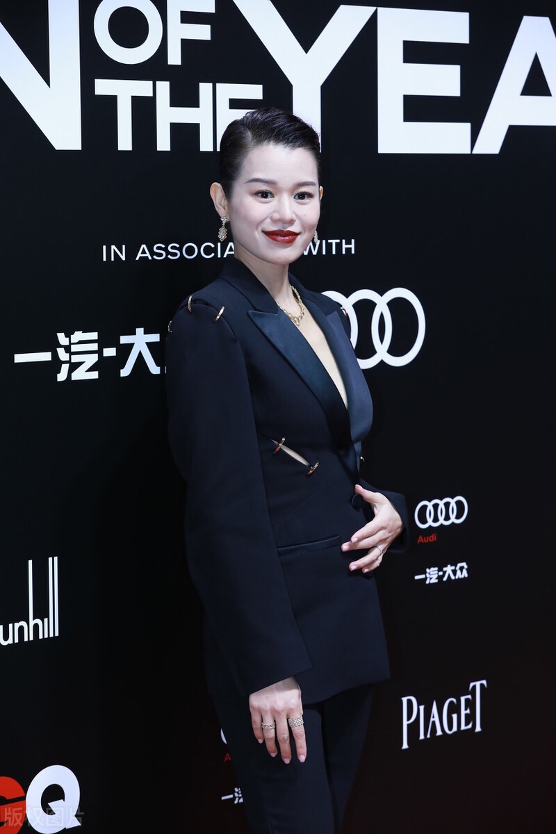 胡杏儿西装打扮全身都好看