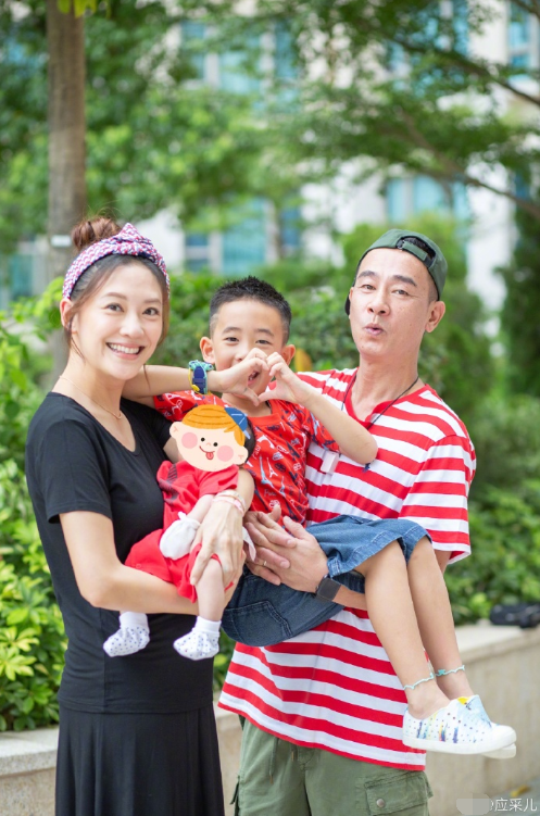 应采儿恶搞小儿子弹钢琴被妈妈夸赞明日之星hoho五官不像爸爸