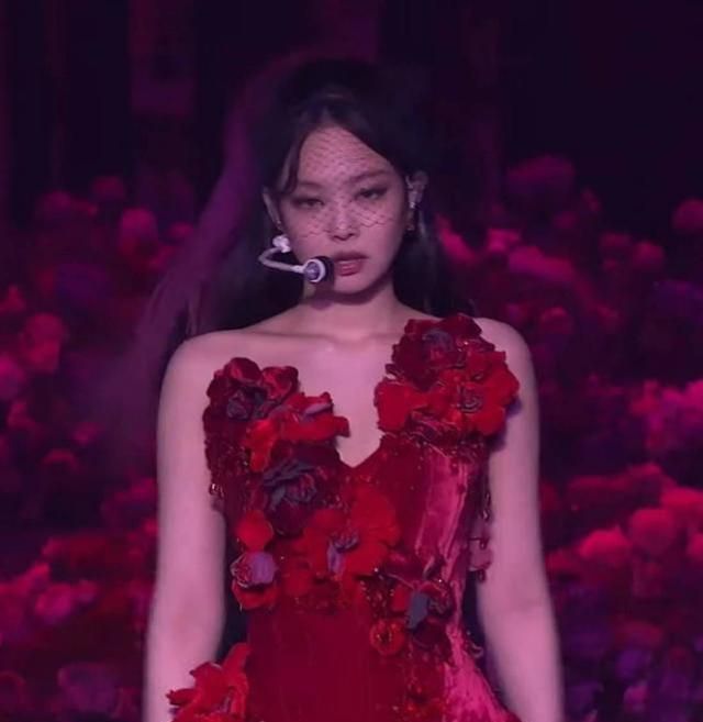 BLACKPINK线上演唱会Jennie金智妮红玫瑰造型真的好看