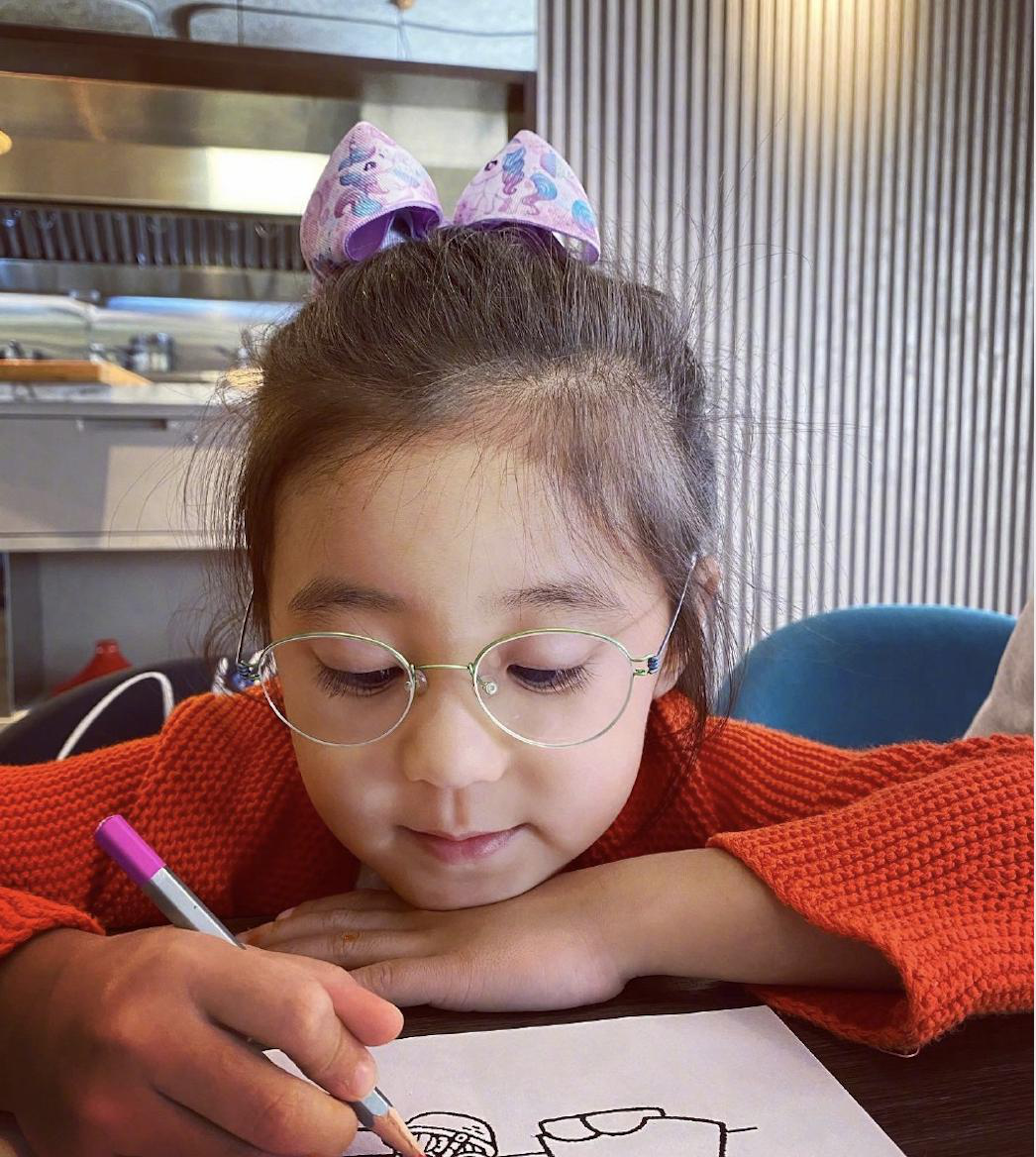 如今,5岁的咘咘已经佩戴上600度的眼睛,小女孩长长的睫毛,眼睛依然