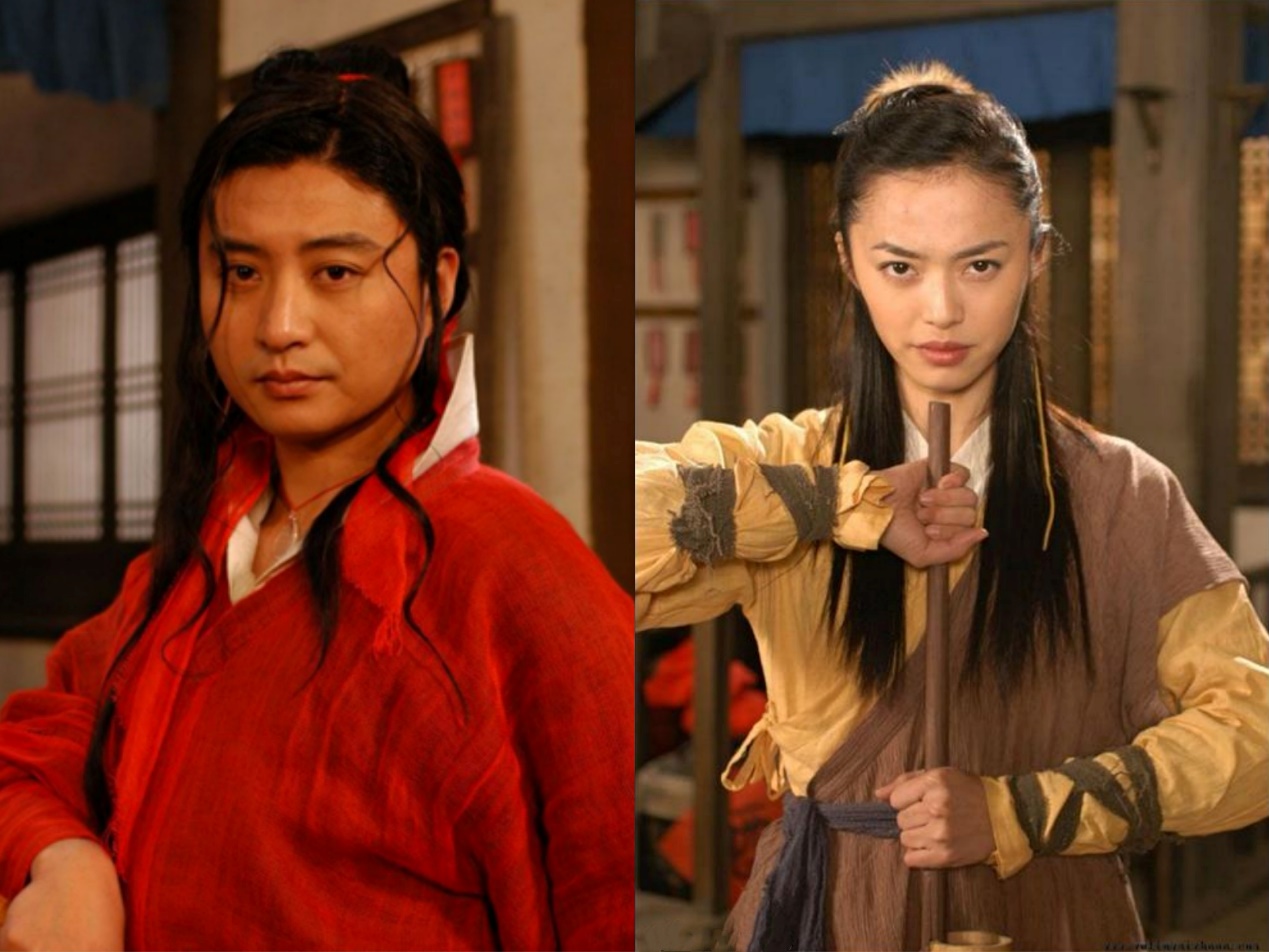 在现场所穿的大红袍配上鬓发造型像极了剧中另一个角色——平谷一点红