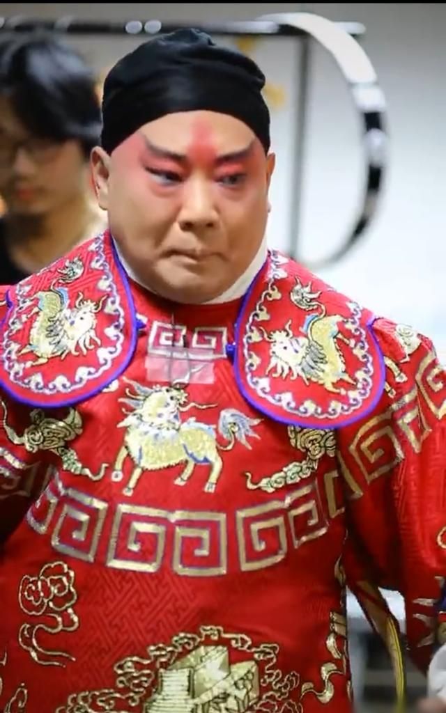 郭德纲终于穿上蟒戏服被撑满显圆润六位数镶钻蟒袍不舍得穿