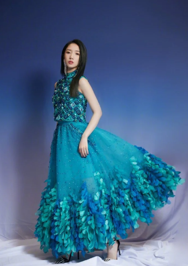 舞台女王孟美岐穿孔雀绿高定礼裙出镜气质优雅美出新高度