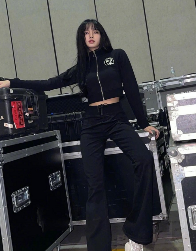 lisa真是顶级身材比例黑色运动套装出镜这腿长得有点过分