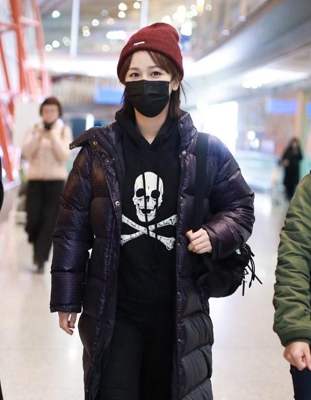 杨紫穿羽绒服,显的清纯可爱,少女感十足