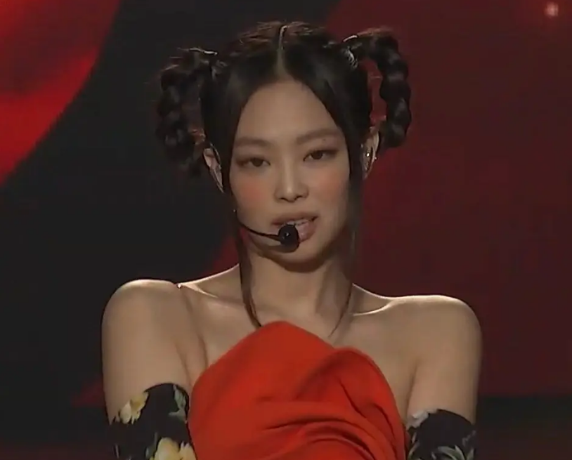 韩国女团舞台偷中国文化,买营销评论翻车,舞台造型像盗版红孩儿