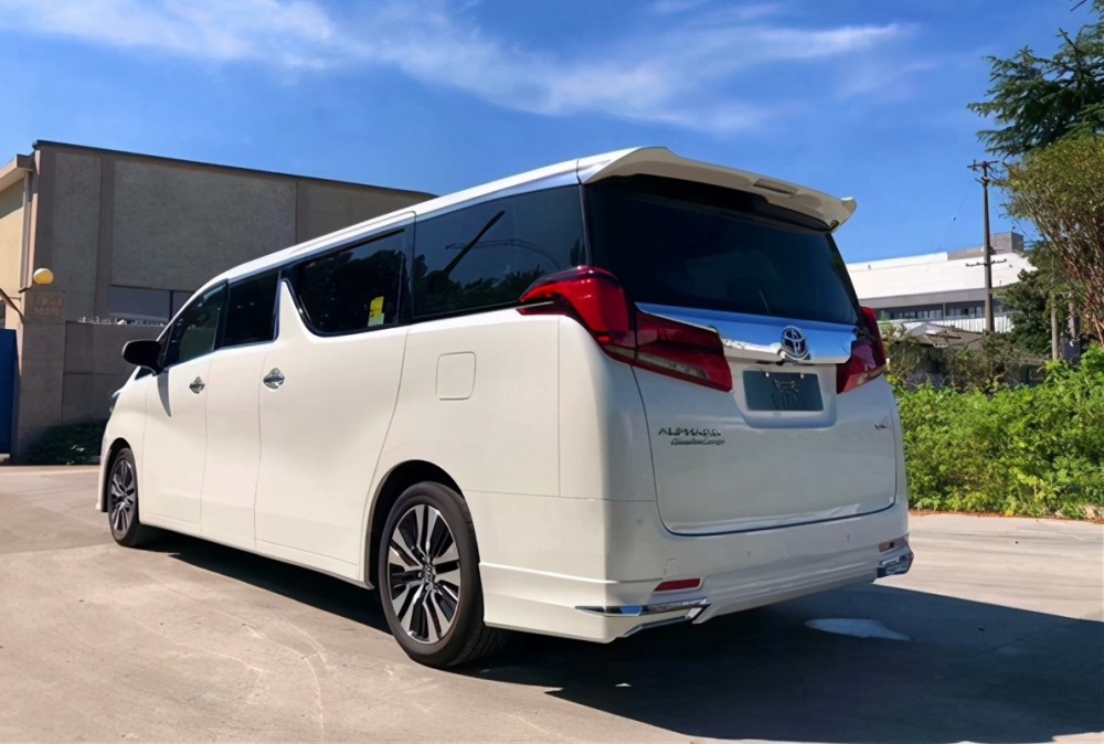 丰田加长版"埃尔法"到港,车长5米98,自带改装内饰,配v6引擎