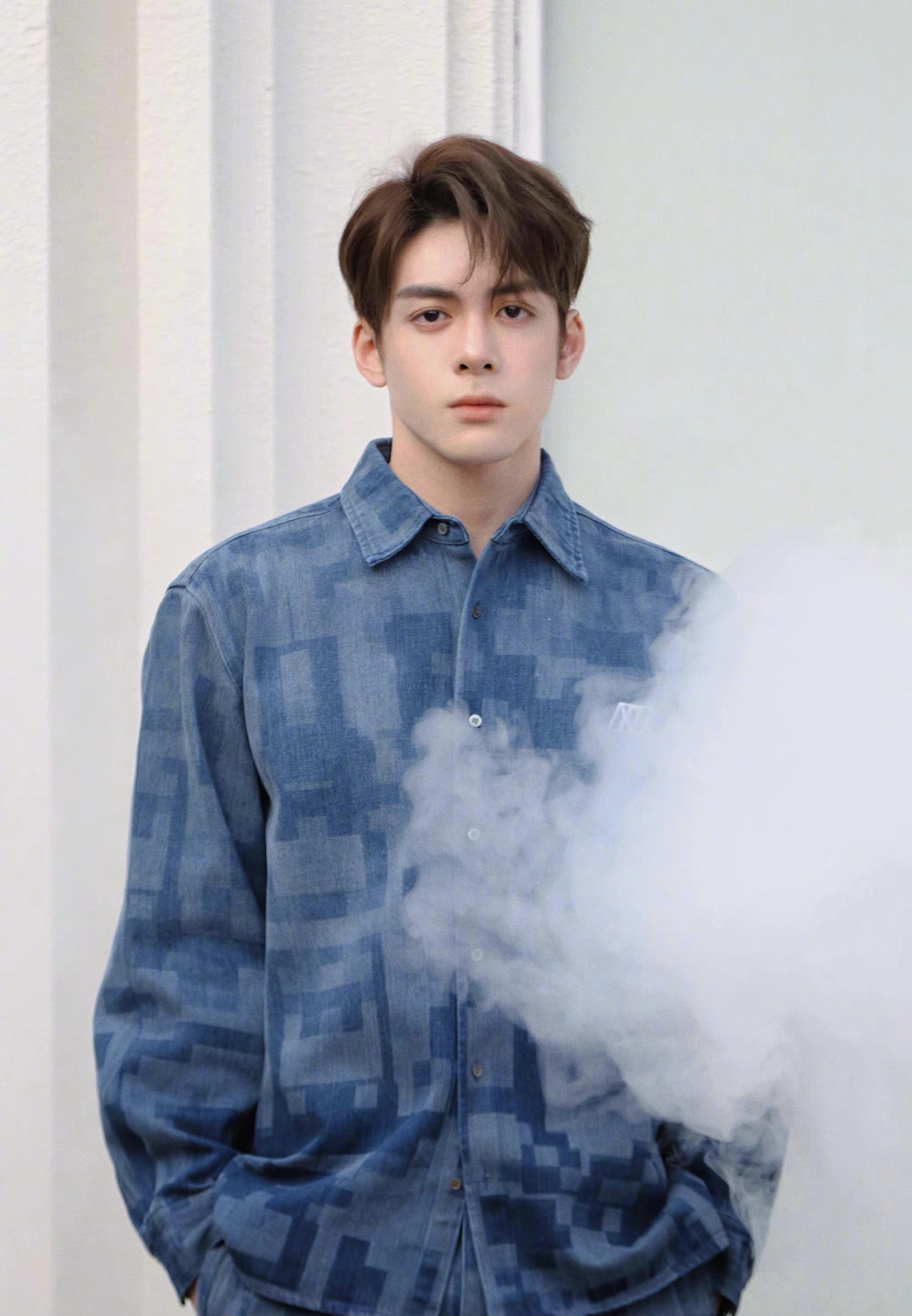 曾舜晞牛仔蓝马赛克休闲套装出镜穿梭芦苇丛中漫撕男即视感