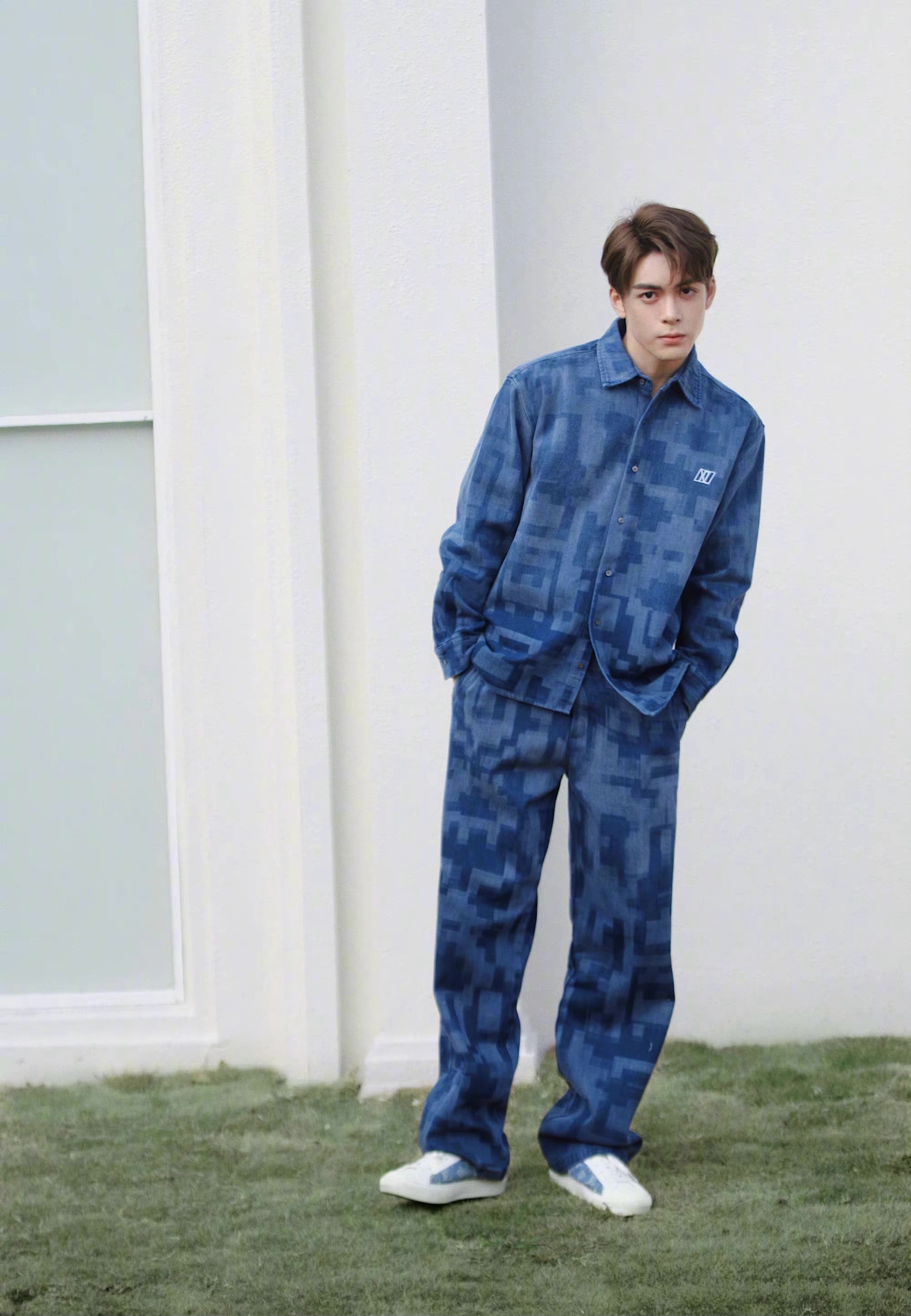 曾舜晞牛仔蓝马赛克休闲套装出镜穿梭芦苇丛中漫撕男即视感