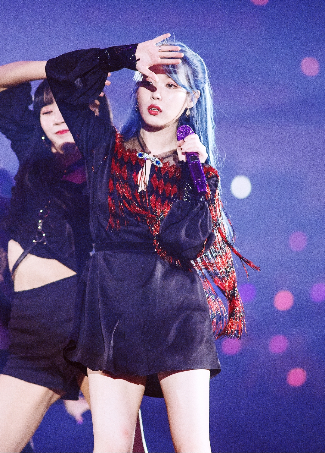 舞台上一头蓝发的iu也美的很突破以往