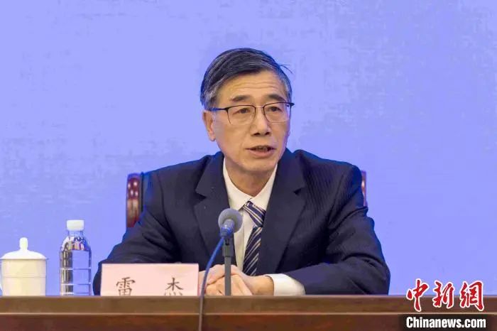 山东省疾控中心突发公共卫生事件处置领域首席专家雷杰介绍相关情况。刘超 摄