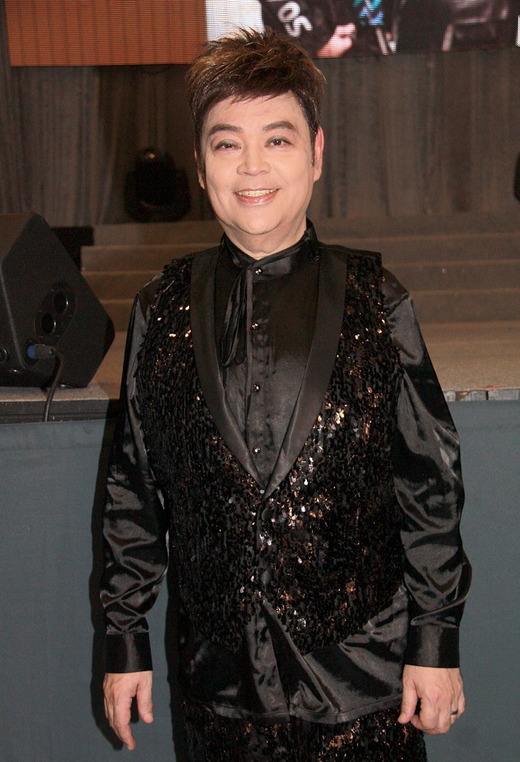 歌王张伟文连人带轮椅跌倒自行报警送院无依无靠已入住养老院