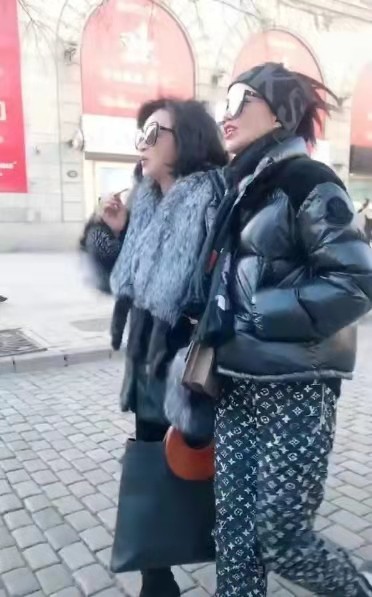 其中两个儿子一个女儿,在罕见曝光的全家福中,金星穿着一件墨绿色的