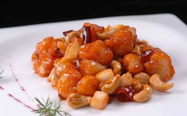 宫保菜是非常有名的川菜做法,宫保虾球,菜色红亮,虾球滑嫩酥脆