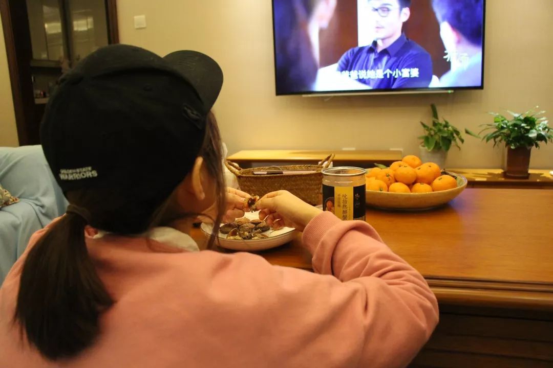 "整天沉迷追剧看电影",32岁女儿单身,被母亲带去心理治疗