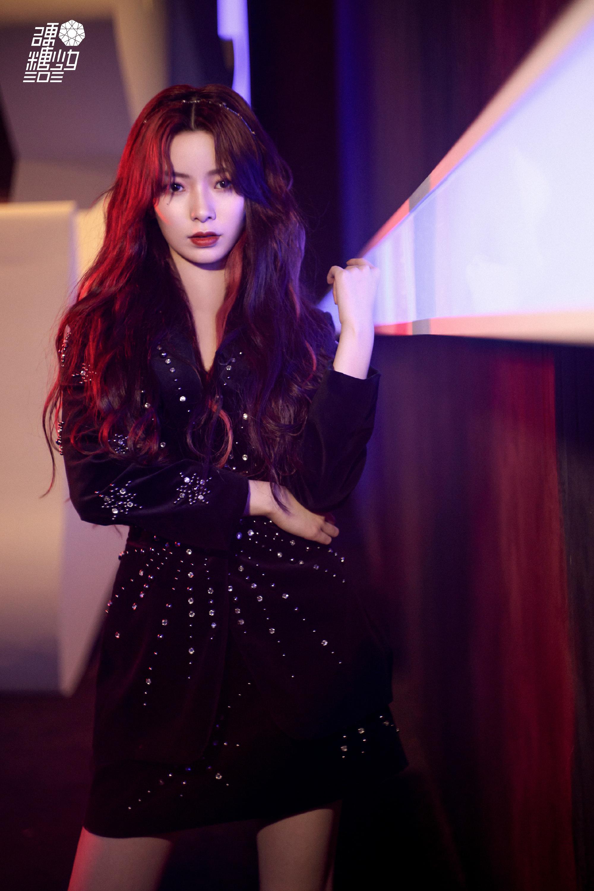 陈卓璇身穿碎钻黑色套装搭配洋娃娃般的微卷发,甜酷少女上线啦