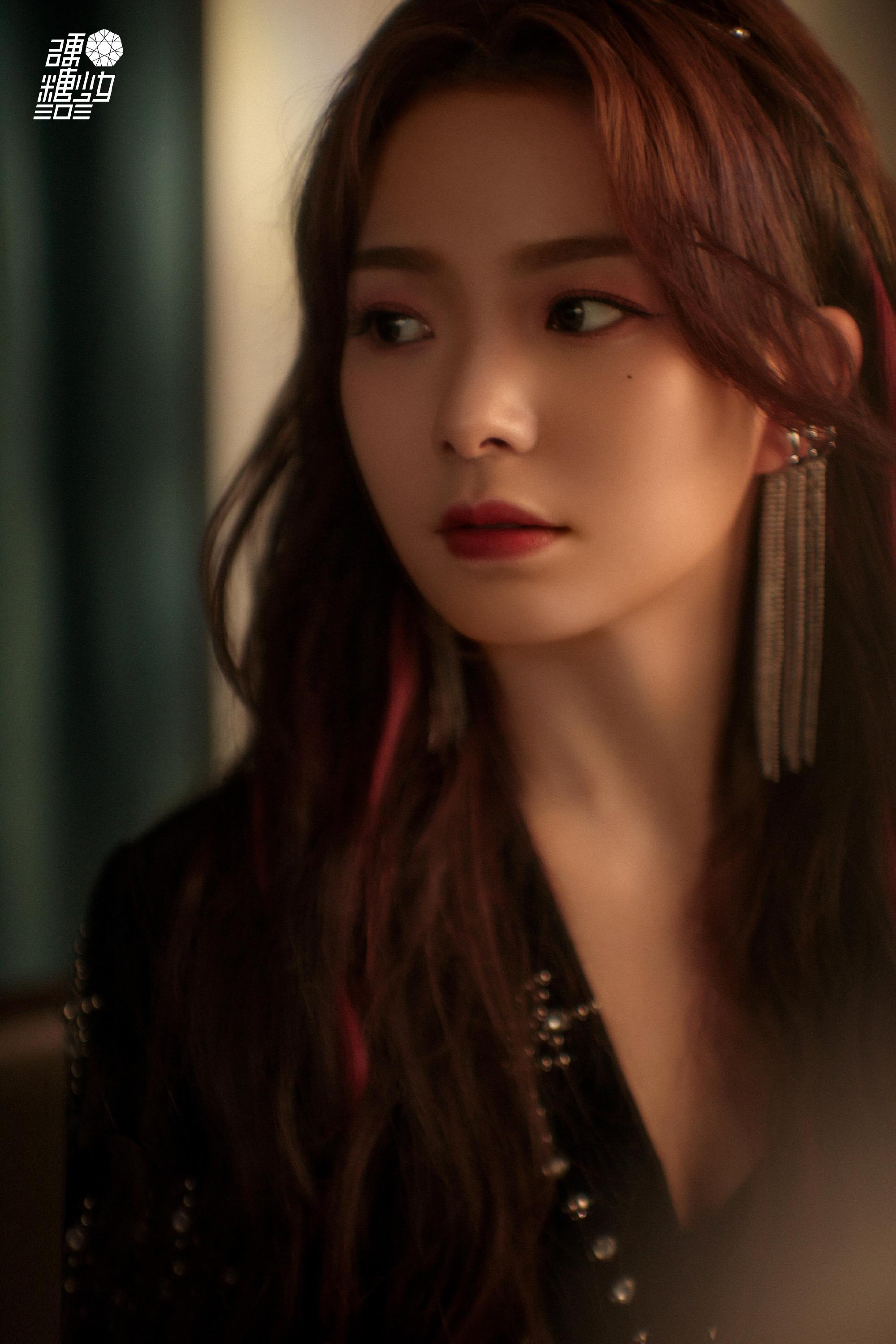 陈卓璇身穿碎钻黑色套装搭配洋娃娃般的微卷发,甜酷少女上线啦