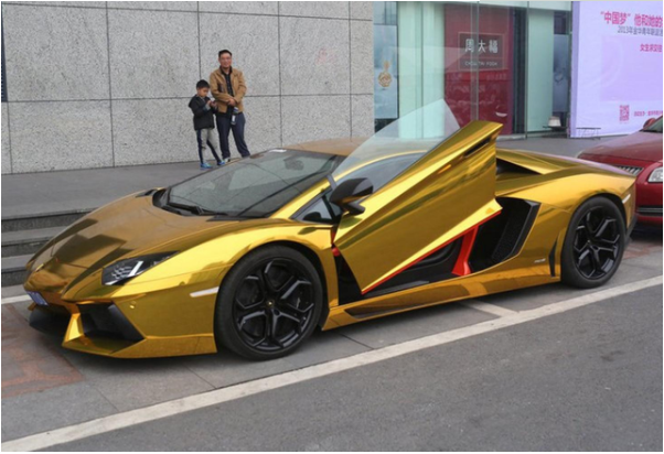 兰博基尼贴"土豪金"车衣,路人都说太土,不上档次