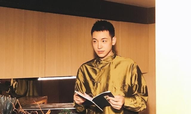 德云社王九龙接受采访女主持人的两个问题遭到网友的吐槽