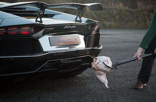 男子的汽车,是一辆兰博基尼,因为这种汽车马力大,转速最高时,排气管里