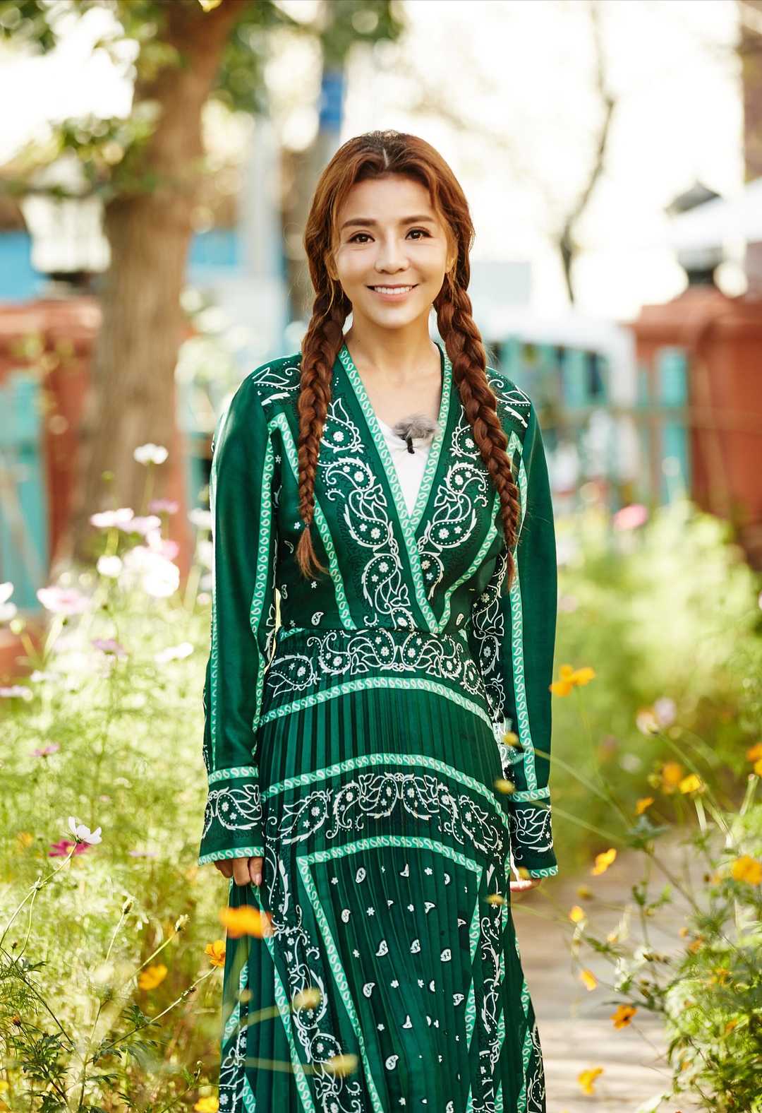 著名主持人朱迅好会穿衬衫配阔腿裤利落干练知性大气有格调