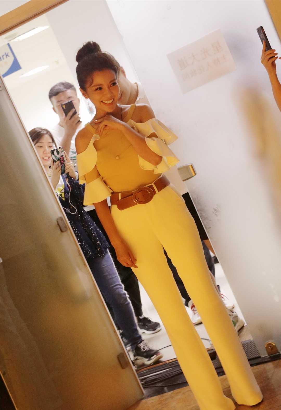 著名主持人朱迅好会穿衬衫配阔腿裤利落干练知性大气有格调