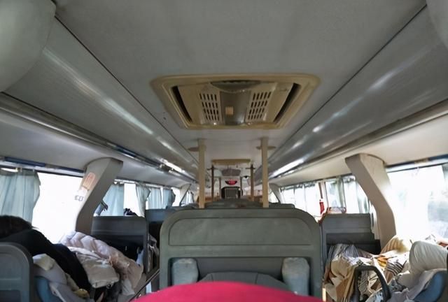 第三个:车内的卫生问题由于这种卧铺大巴环境是封闭的,而且空间也比较