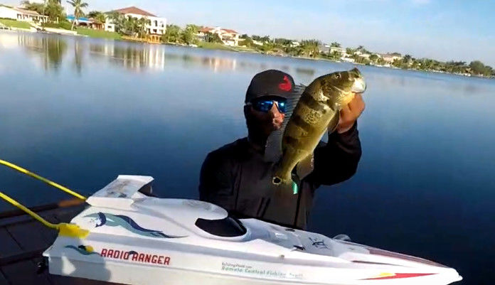 男子用游艇钓鱼,还真钓上大鱼,这种钓鱼方式你见过吗?