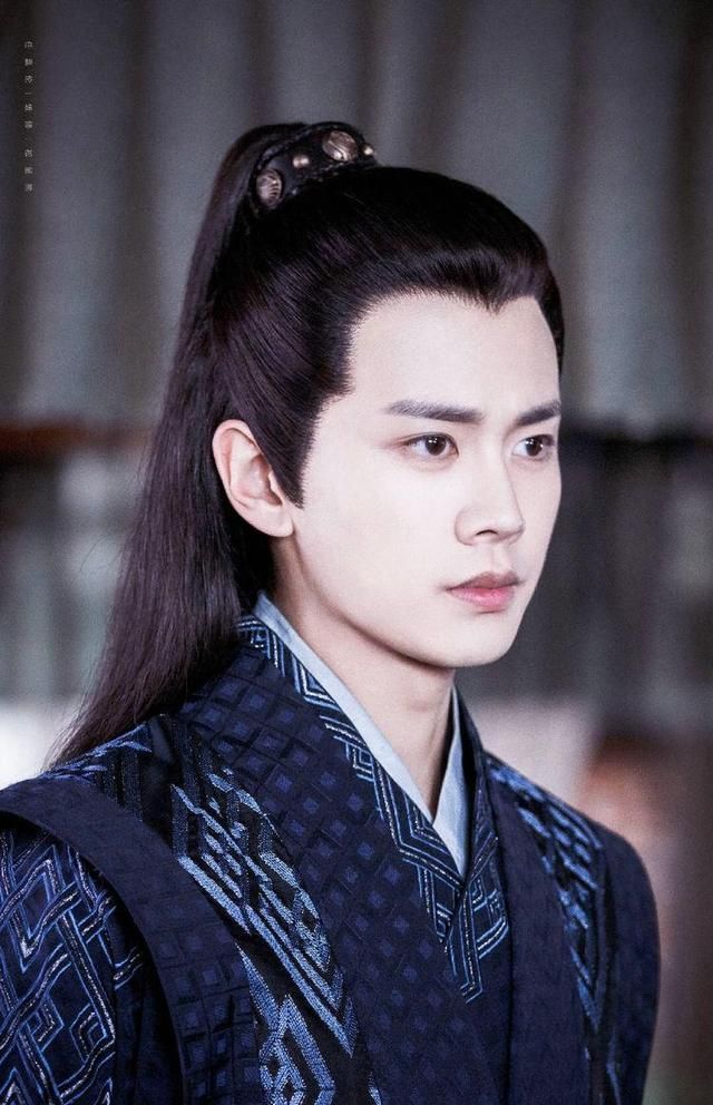 任嘉伦被排挤?曝同公司艺人一起出击,资源截胡成常事