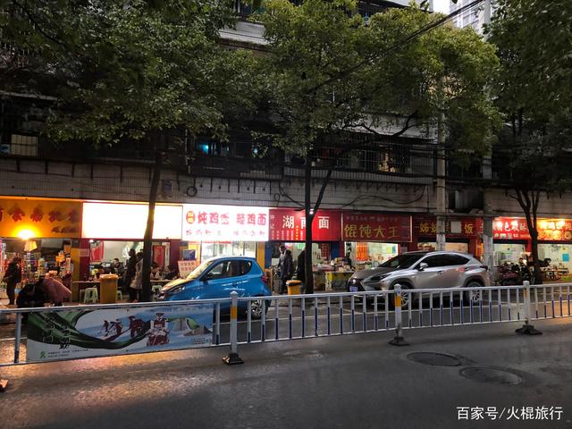 贵阳博爱路上的美食店煲仔饭炖鸡饭太美了