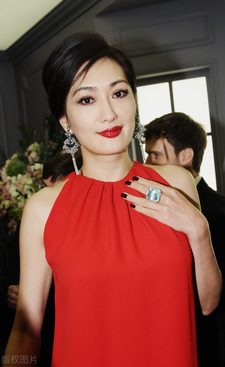 孟广美满满的成熟气质气场强大