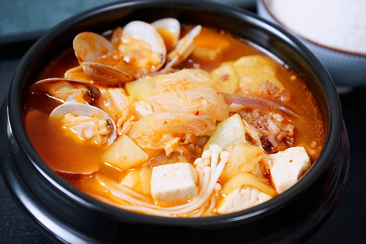 辣白菜和大酱汤组合在一起,暖暖的一锅,暖身也暖心