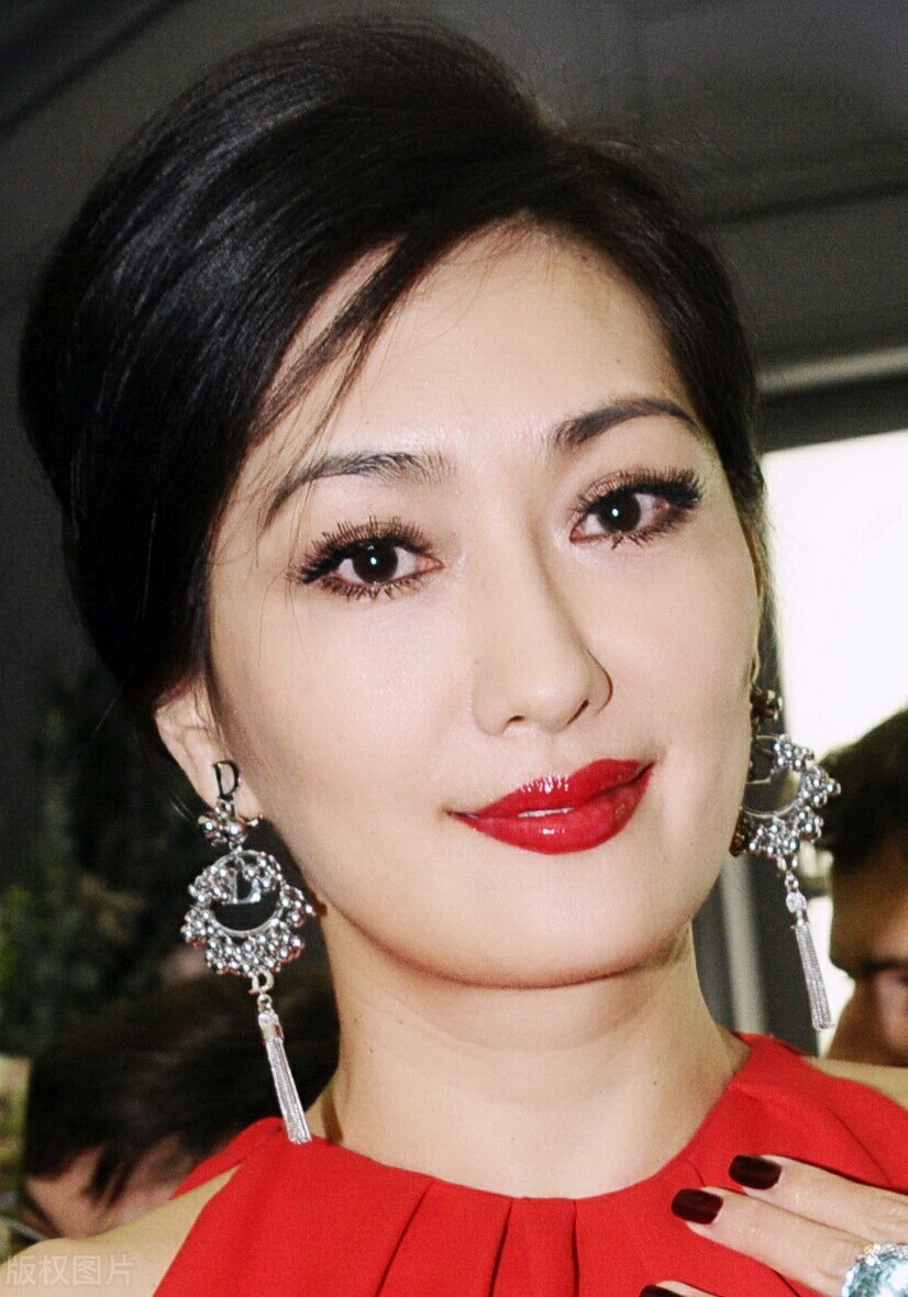 孟广美满满的成熟气质气场强大